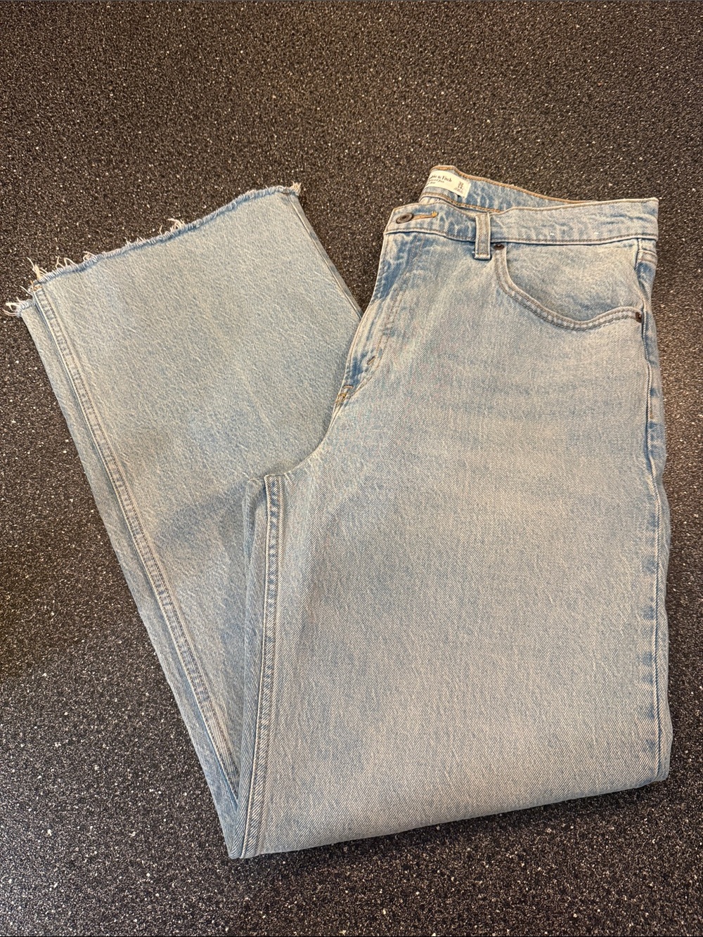Women’s Abercrombie & Fitch Light Blue 90s High Rise Relaxed Jeans - size 14R